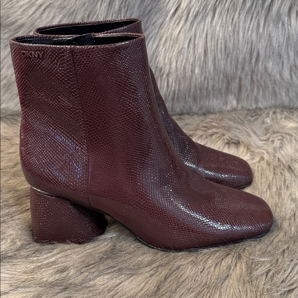 PRICE FIRM DKNY Elegant Brown Ankle Boots Size 9.5